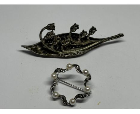 A VINATGE MARCASITE BROOCH AND A SILVER PEARL AND CLEAR STONE BROOCH