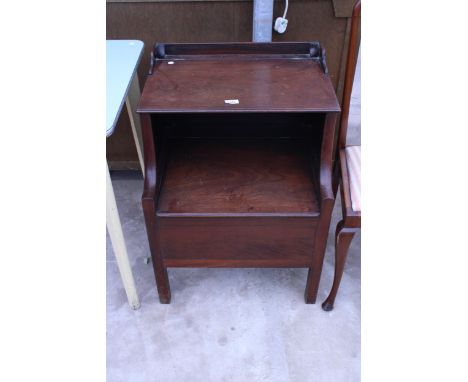 A GEORGE III MAHOGANY BEDSIDE COMMODE