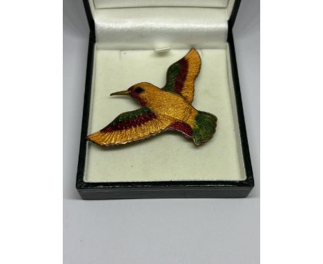 A VINTAGE ENAMELLED HUMMINGBIRD BROOCH IN A PRESENTATION BOX