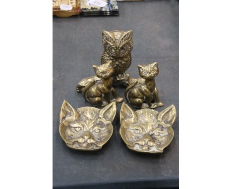 A COLLECTION OF BRASS ITEMS TO INCLUDE VINTAGE CAT ASHTRAYS, CAT MODELS AN AN OWL