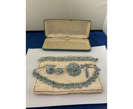 A VINTAGE BLUE STONE JEWELLERY SET TO INCLUDE A NECKLACE, BRACELET, EARRINGS AND BROOCH IN A PRESENTATION BOX