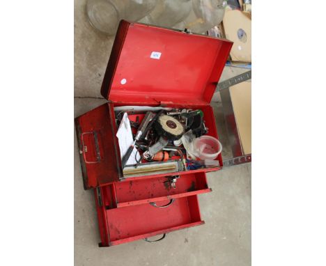 A METAL DRAPER TWO DRAWER TOOL CHEST WITH AN ASSORTMENT OF TOOLS