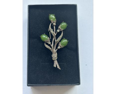 A VINTAGE MARCASITE AND GREEN STONE BROOCH IN THE FORM OF A FLORAL DECORATION IN A PRESENTATION BOX