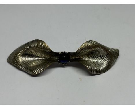 A VINTAGE SILVER BROOCH WITH CENTRE BLUE STONE