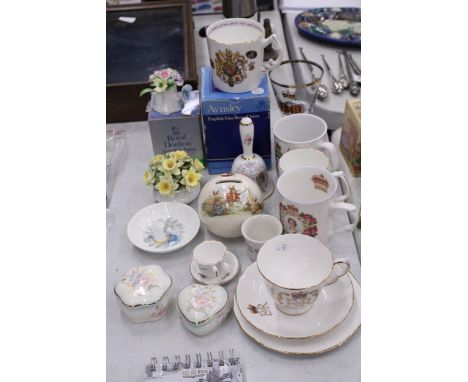 A QUANTITY OF CERAMICS TO INCLUDE AYNSLEY COMMEMORATIVE BOXED CUP, ROYAL DOULTON POSEY, ROYAL WORCESTER PALLISY TRINKET POTS,