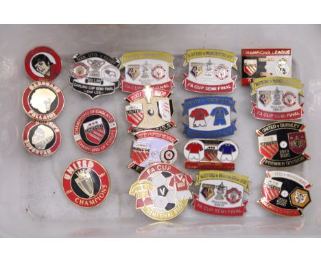 EIGHTEEN VINTAGE MANCHESTER UNITED ENAMEL BADGES