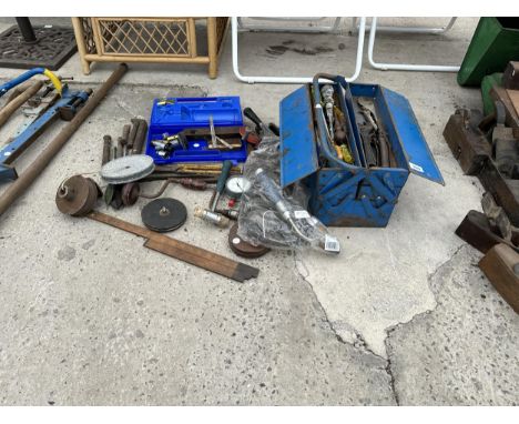 A METAL TOOL BOX AND A LARGE ASSORTMENT OF TOOLS TO INCLUDE SPANNERS, SCREW DRIVERS AND CHISELS ETC