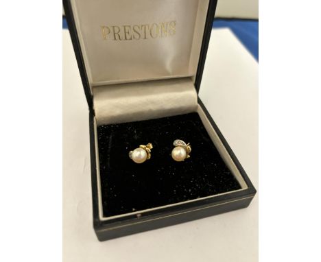 A PAIR OF 9 CARAT GOLD PEARL AND CLEAR STONE EARRINGS IN A PRESENTATION BOX