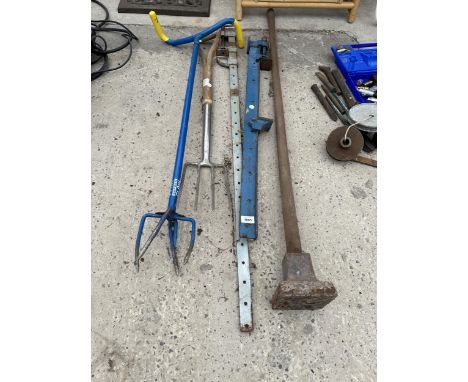 A COLLECTION OF GARDEN TOOLS TO INCLUDE A FORK, TWO SASH CLAMPS AND A GARDEN CLAW ETC