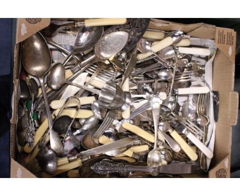 A QUANTITY OF VINTAGE FLATWARE