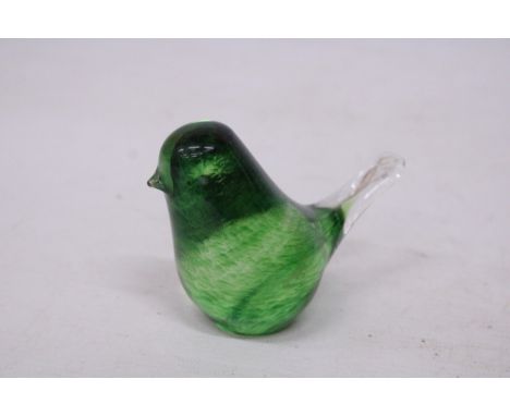 A VINTAGE WEDGWOOD GREEN SPECKLED BIRD PAPERWEIGHT