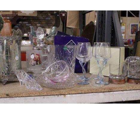 A QUANTITY OF GLASSWARE TO INCLUDE A BOXED EDINBURGH CRYSTAL JUG, A DECANTER, QUIRKY WINE GLASSES WITH TWISTED STEMS, A BAGPU