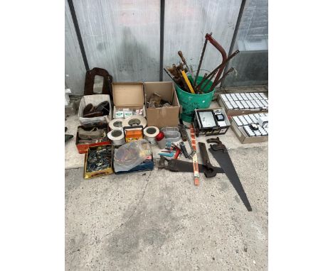 A LARGE ASSORTMENT OF TOOLS AND HARDWARE TO INCLUDE BRASS DOOR HINGES, SAWS AND ELECTRIC CABLE ETC