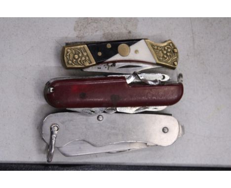 THREE VINTAGE PENKNIVES TO INCLUDE ONE MILITARY