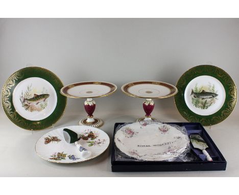 Two Victorian comports, two cabinet plates depicting fish and two Worcester cake plates and slices