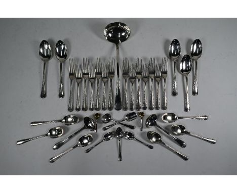 An extensive heavy quality silver set of thread pattern flatware, Elkington &amp; Co, Birmingham 1911, comprising eleven tabl