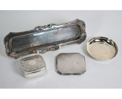 A late Victorian silver hatpin tray, Birmingham 1900, to/w a snuff-box with engraved hinged cover, also Birmingham 1900 and a