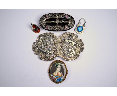 A 19th century oval pinchbeck brooch, set with painted mother of pearl portrait of a Tudor queen (possibly), 5 x 4 cm, to/w a