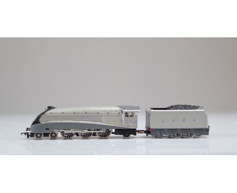 Hornby locomotive / Reference: R099 / Type: A4 class loco "Silver Fox" 2512 / Country: UK / Company: Lner / Color: Gray / Ten