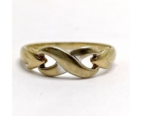 9ct hallmarked gold crossover detail ring - size Q &amp; 1.8g - SOLD ON BEHALF OF THE NEW BREAST CANCER UNIT APPEAL YEOVIL HO