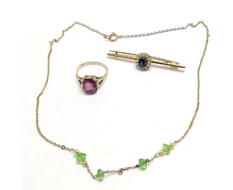 Antique 9ct marked gold necklace with green glass bead / pearl detail - 38cm t/w 9ct marked gold purple stone ring &amp; 2 go