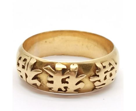 Chinese 20ct marked gold band ring with 3 character marks to front by CS - size K &amp; 5.3g 