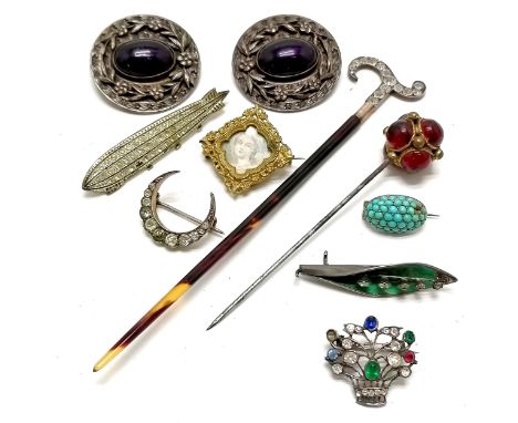 Qty of antique jewellery inc airship brooch (a/f), 900 silver novelty walking stick hair decoration (13.5cm), silver brooches
