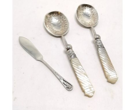 Pair of antique silver plated serving spoons with engraved detail to bowls &amp; mother of pearl handles (15.5cm) by Allen &a