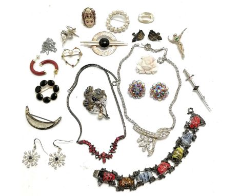 Qty of costume jewellery inc Lalique style crescent brooch (5cm), Art Deco silver marked screw back earrings, silver necklet 