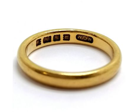 22ct hallmarked gold band ring - size P &amp; 5.7g - 3mm wide 