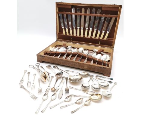 6 place canteen of A1 silver plated cutlery in an oak box (45.5cm x 28.5cm x 8.5cm) t/w 5 silver teaspoons (41g) &amp; small 