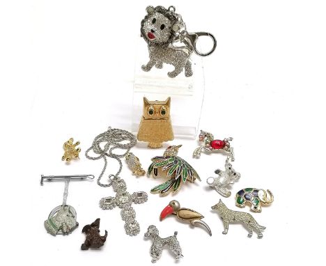 Qty of costume jewellery inc Avon owl brooch, lion keychain, Bella Oggi cross on chain, Art Deco riding crop with dog head 6c