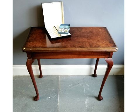 Antique figured walnut foldover card table on cabriole legs with inset brown cloth detail &amp; with antique boxed bridge sco