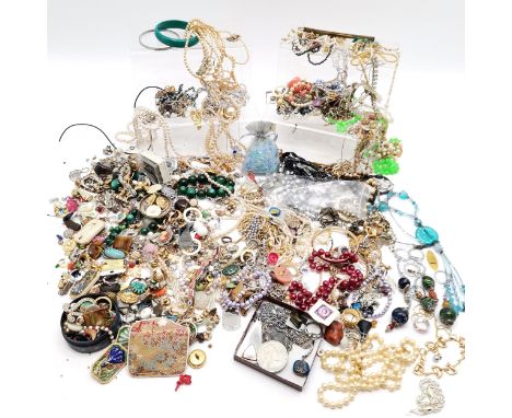 Qty of costume jewellery inc Monet strand of pearls, 1970's stainless steel pendants, coin pendant, Venetian glass etc 