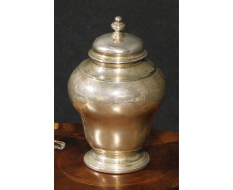 An Edwardian silver inverted pear shaped tea caddy, of 18th century design, knop finial, skirted base, 12.5cm high, John Henr
