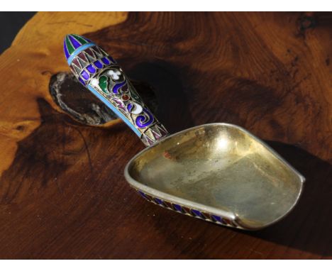 A Russian silver-gilt and cloisonne enamel caddy spoon, 9cm long, c.1900 