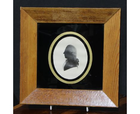 Interior Decoration - a George III style silhouette, of a gentleman, bust length facing to dexter, print, faux verre églomisé