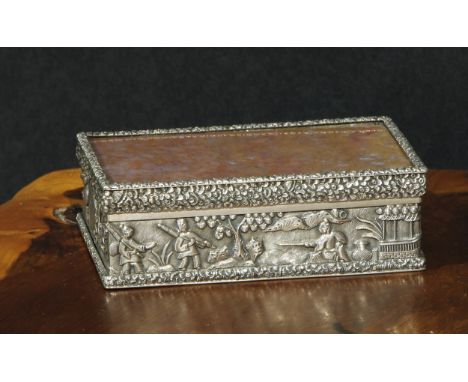 A Chinese China Trade period silver and agate rectangular table snuff box, hinged cover, the side chased with figures in narr