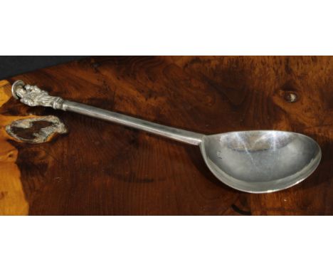 An Elizabeth I silver Apostle spoon, the finial cast as St John the Evangelist, 18cm long, London 1601