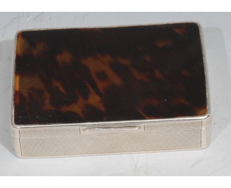 An Art Deco silver and tortoiseshell rectangular table snuff box, hinged cover, engine turned sides and base, gilt interior, 