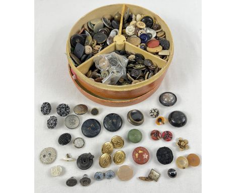 A vintage lidded trinket box containing a collection of vintage buttons, shirt studs and single cufflinks. To include British