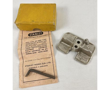 A vintage Stanley small router plane #271, in unused condition. Complete with original box, blade and instruction leaflet. 