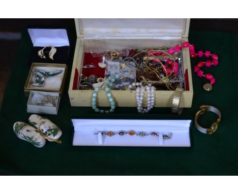 A jewel box containing a quantity of vintage and later jewellery items including necklaces, brooches, earrings etc