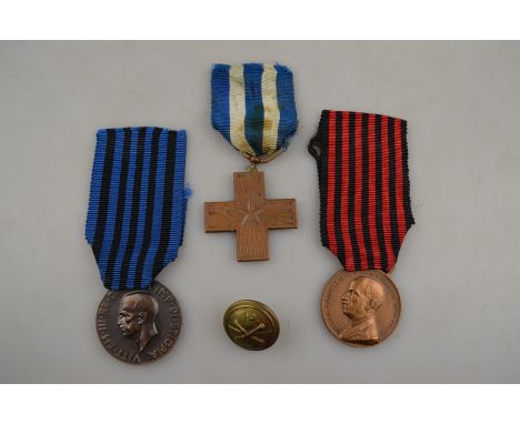 World War II Italian army War Service Cross to/w Ethiopian Campaign medal; Albanian Campaign medal and artillery button (4)