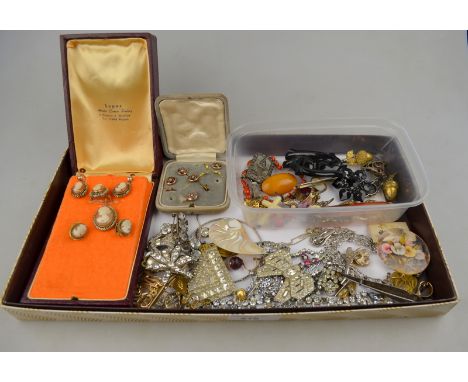 A quantity of vintage jewellery including paste brooches and clips, 1930s acrylic brooch, Celtic dagger, acorn earrings, enam