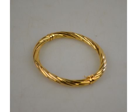 A 9ct yellow gold hinged twist style bangle, approx 6 g, in fitted box