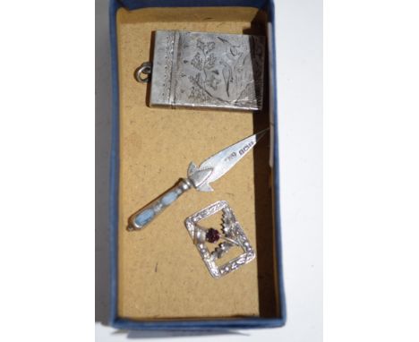 BOX CONTAINING SMALL HALLMARKED SILVER VESTA FURTHER BIRMIGHAM SILVER MODEL OF A SMALL TROWEL AND STIRLING SILVER BROOCH
