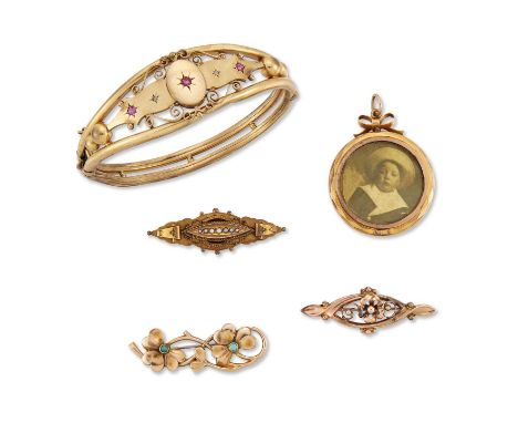 A GROUP OF VICTORIAN AND LATER JEWELLERY comprising AN ART NOUVEAU 9 CARAT GOLD TURQUOISE BROOCH, formed of trailing clover, 