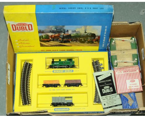 Hornby Dublo 2006 tank Goods train set and accessories. Set made up of 0-6-0 Tank Engine plus 3 goods wagons, instruction lea