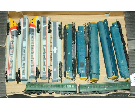OO Gauge Locomotives, comprising Hornby Railways Advanced Passenger train set consisting front and rear dummy ends, centre po